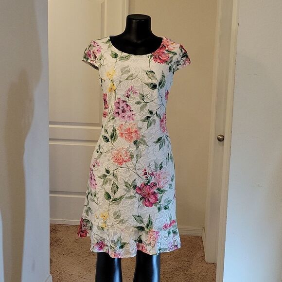 BRAND NEW SANDRA DARREN CAP SLEEVE MULTI-COLOR LACE FLORAL DESIGN PRINT DRESS - Picture 3 of 15